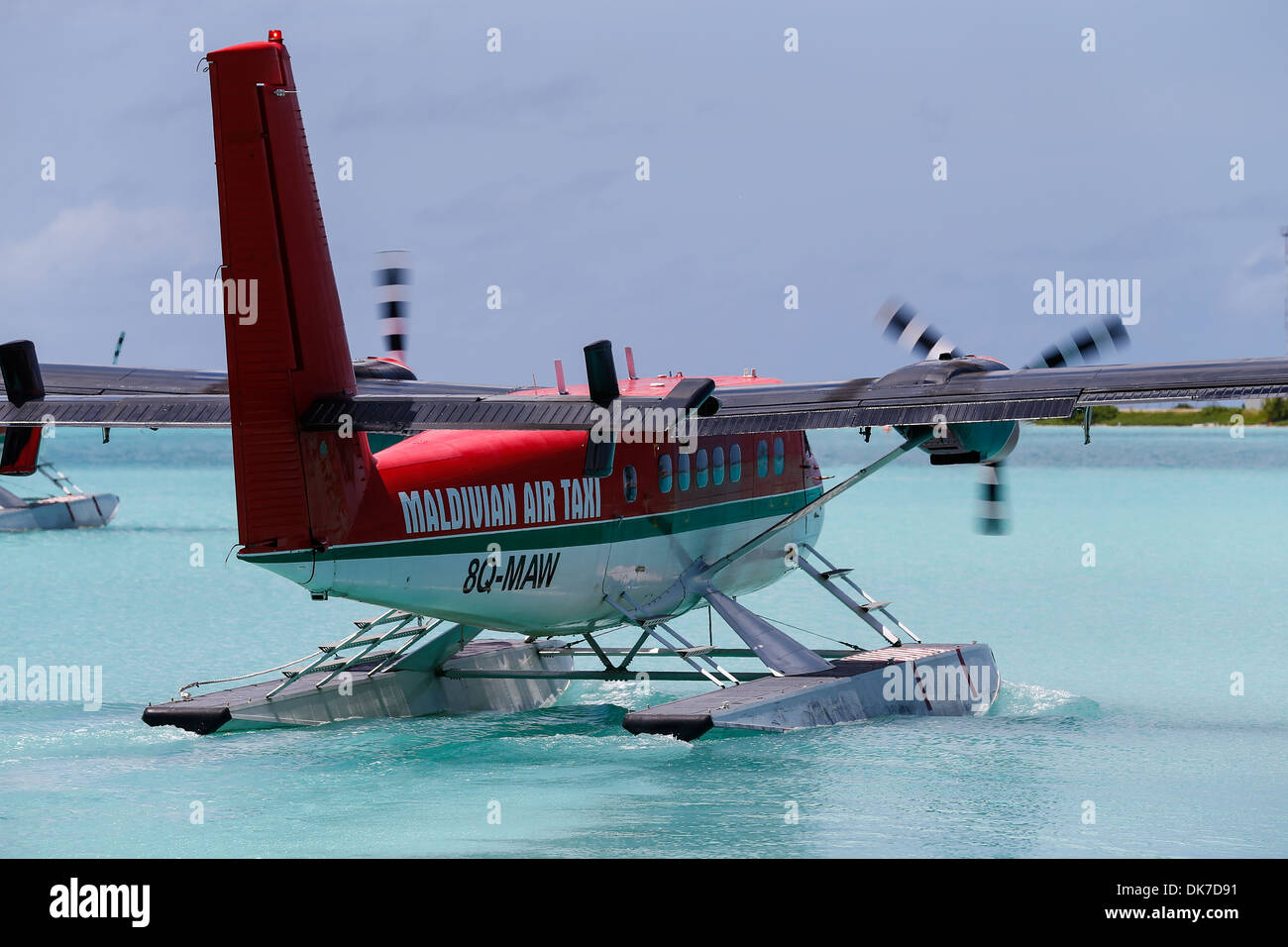 Maldive aria acqua taxi float plane su luce acque blu su un'isola di paradiso Foto Stock