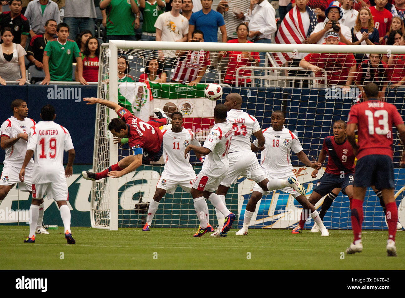 Giugno 22, 2011 - Houston, Texas, Stati Uniti - Stati Uniti Calcio team Defender Carlos Bocanegra (3) salta in aria per cliente. Stati Uniti d'America sconfitto Panama 1-0. (Credito Immagine: © Juan DeLeon/Southcreek globale/ZUMAPRESS.com) Foto Stock