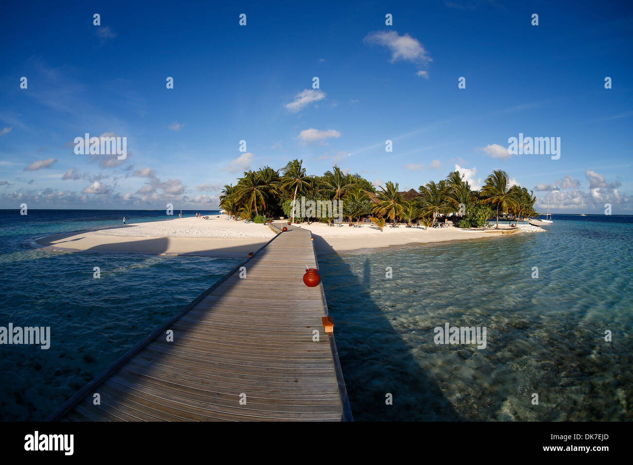 Bounty Island con la sabbia bianca e la luce blu acqua sulle Maldive con un sacco di palme, guarda come il paradiso Foto Stock