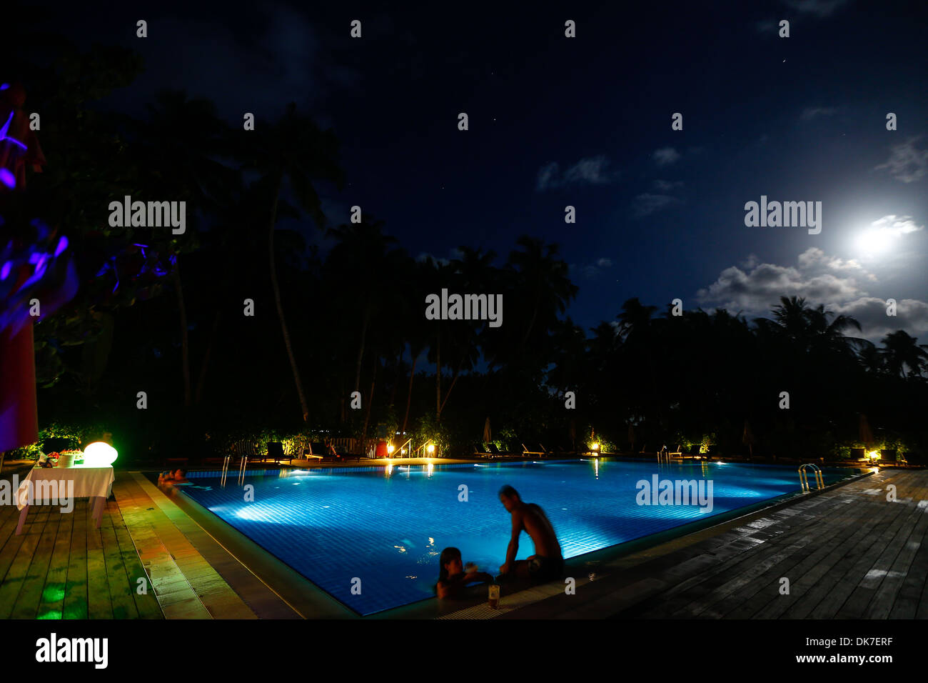 Notte piscina a luna piena a isola delle vacanze alle Maldive Foto Stock