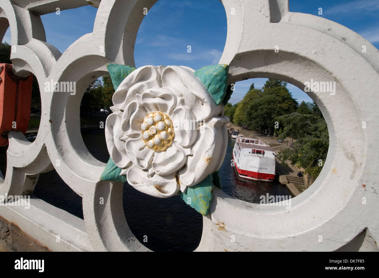 Rosa bianca dello Yorkshire decorativi lavori in metallo sul ponte lendell a York Regno Unito fiume Ouse Foto Stock