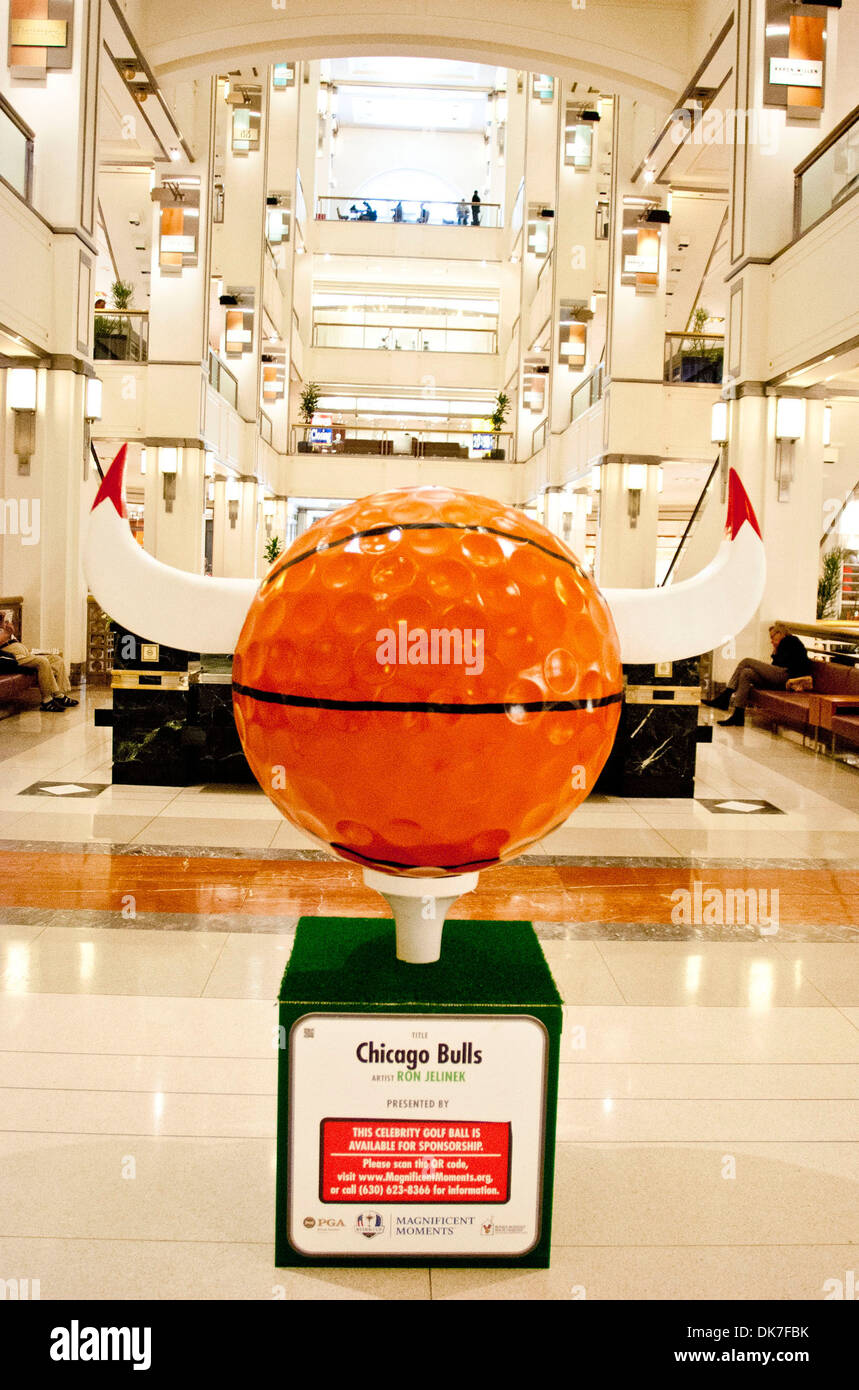 Chicago Bulls una serie di gigantesche palle da golf sul display in Chicago's Michigan Avenue come parte di una mostra a promuovere questo Foto Stock