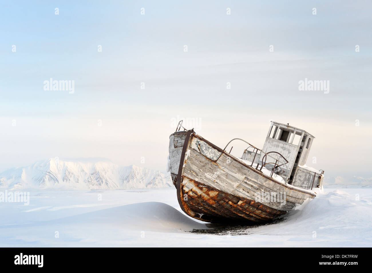 Abbandonare la nave sulla spiaggia in Van Mijenfjorden, Spitsbergen. Foto Stock