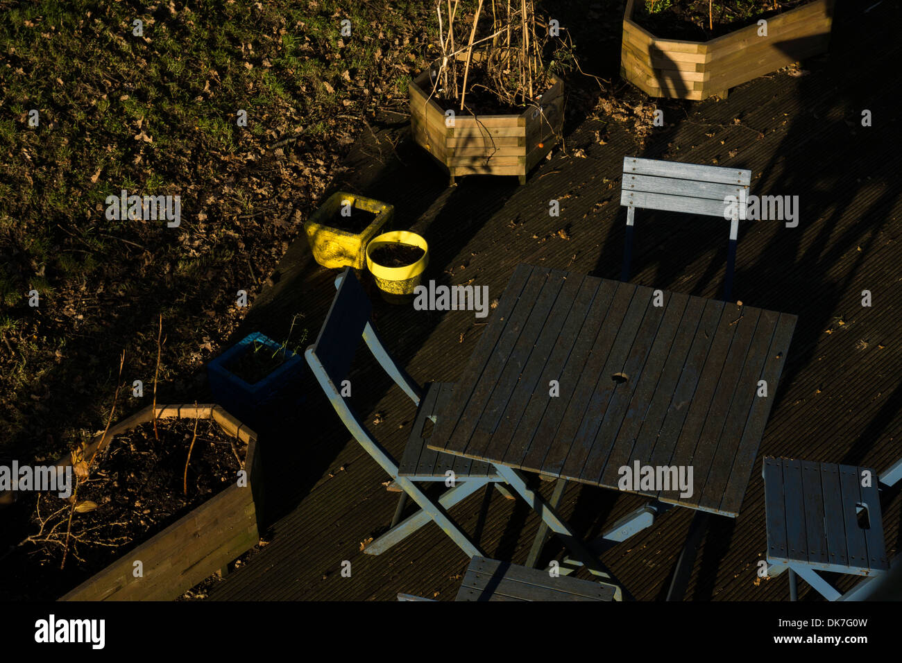 Outdoor blu tavolo sedie pentole decking tramonto Foto Stock