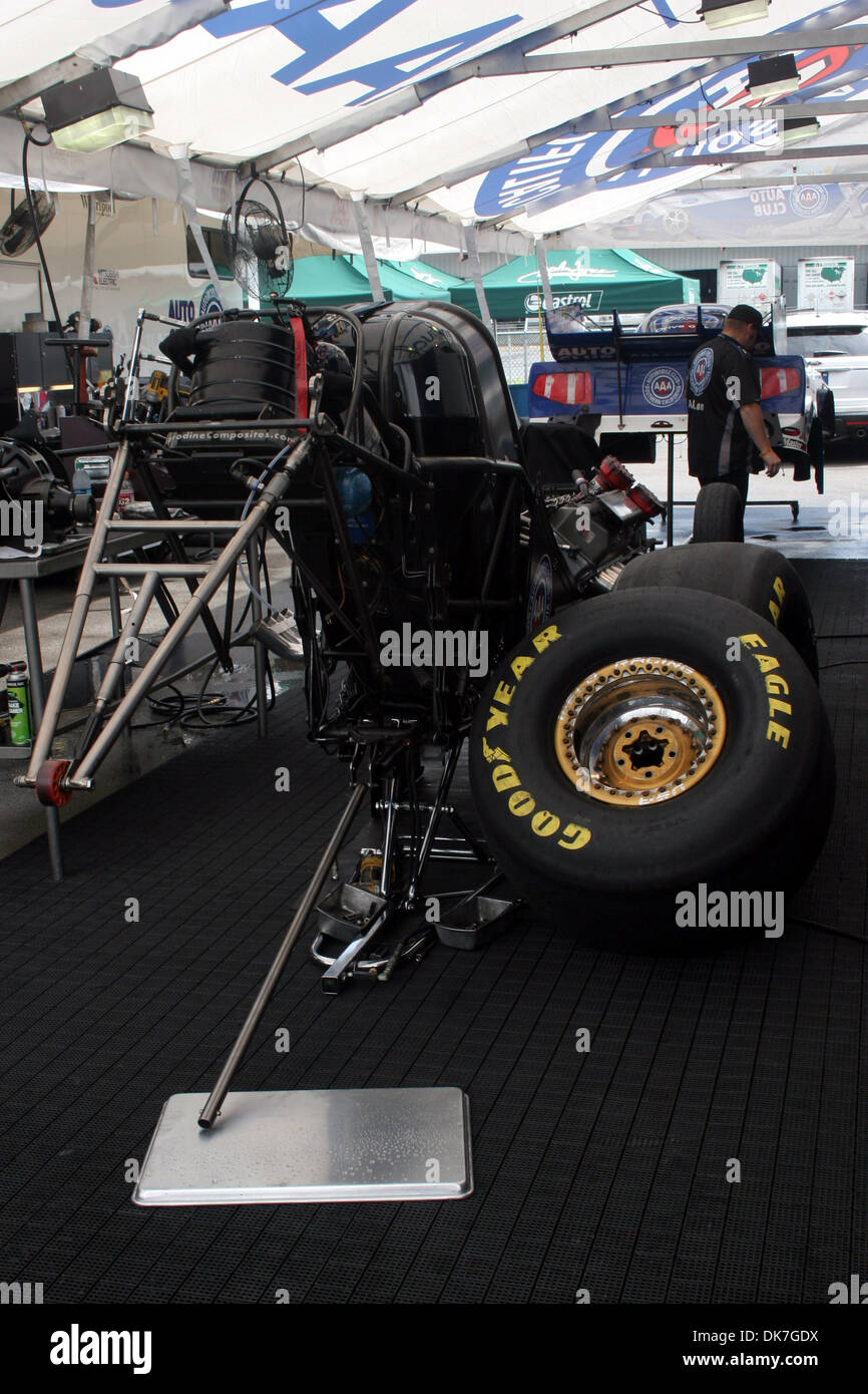 Giugno 23, 2011 - Norwalk, Ohio, Stati Uniti - Robert Hight divertente auto si siede, in attesa di essere assemblato nella sua zona pit. (Credito Immagine: © Alan Ashley/Southcreek globale/ZUMAPRESS.com) Foto Stock