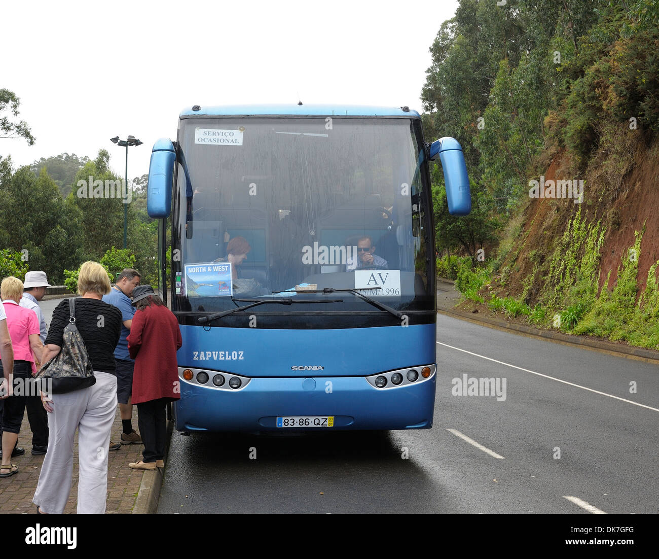 Madeira Portogallo. I turisti tornando sull isola gita in Nuvoloso Pioggia Foto Stock