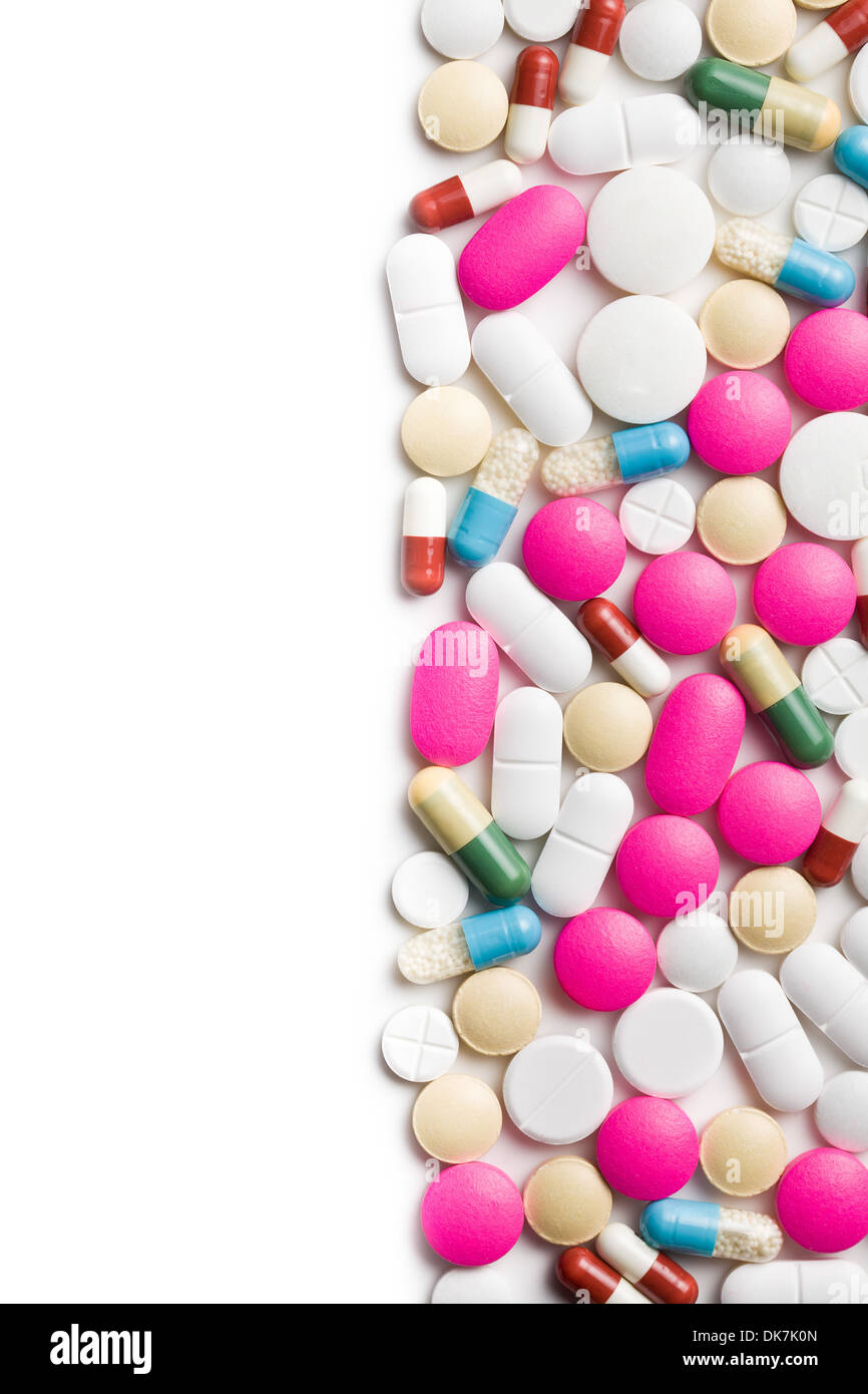 Vista dall'alto di pillole colorate su sfondo bianco Foto Stock