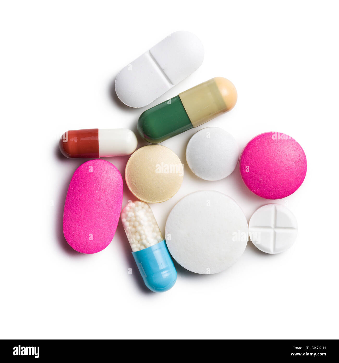 Vista dall'alto di pillole colorate su sfondo bianco Foto Stock
