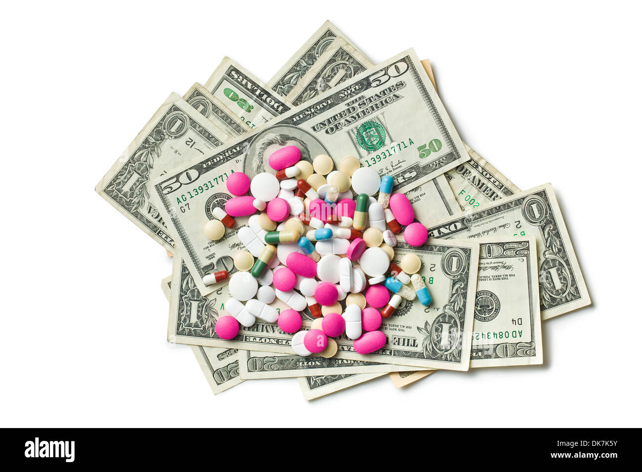 Pillole colorate in dollari americani su sfondo bianco Foto Stock