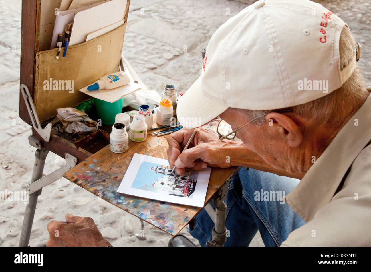 Marciapiede artista al lavoro, Plaza de Armas, Havana Cuba, dei Caraibi Foto Stock