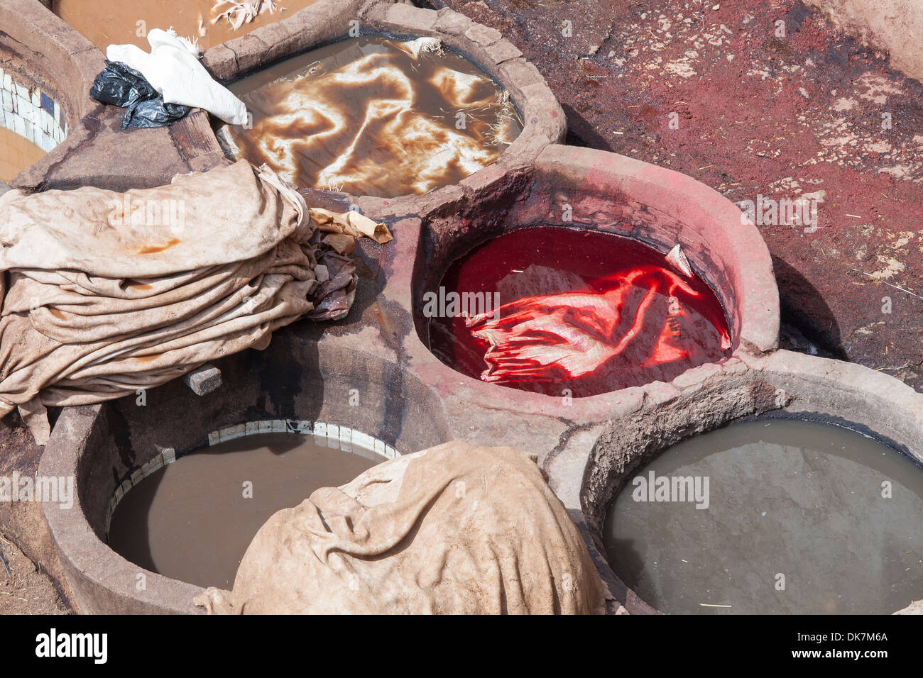 In pelle di pittura presso la conceria il senso antico in Marocco Foto Stock