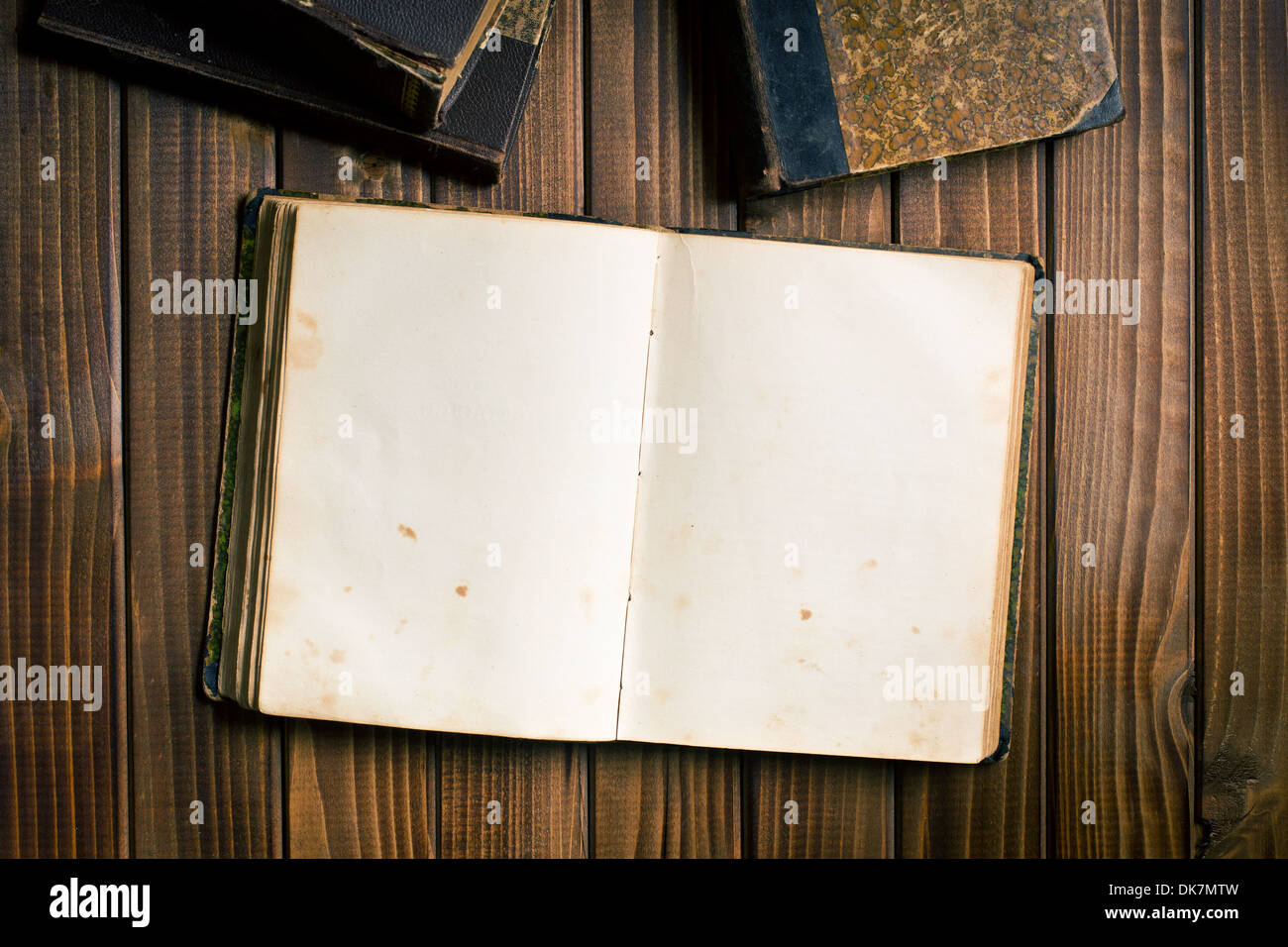 Vista dall'alto dell' antico libro aperto su sfondo di legno Foto Stock