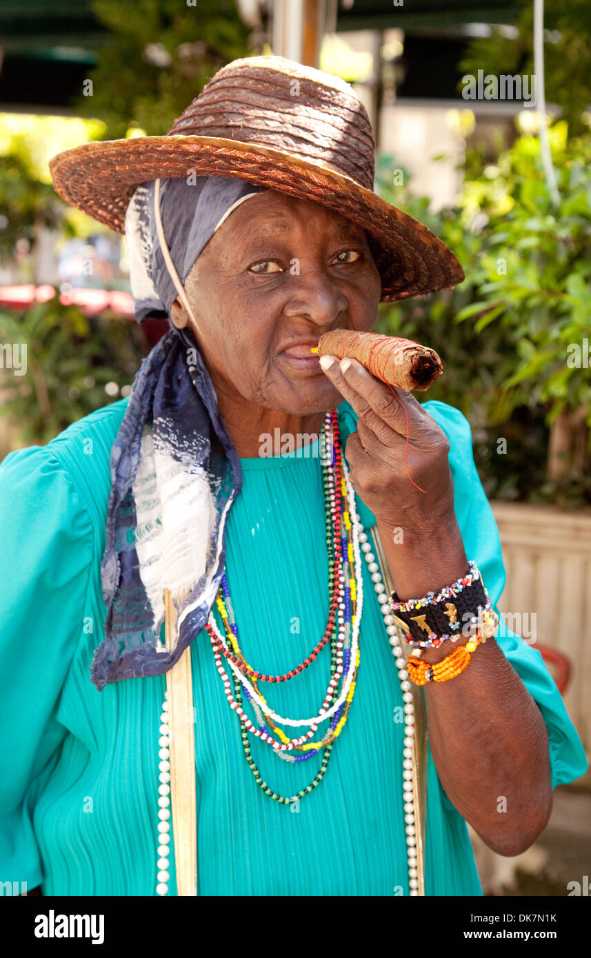 Cuba sigaro - donna anziana di fumare un sigaro, Havana, Cuba Caraibi, America Latina Foto Stock