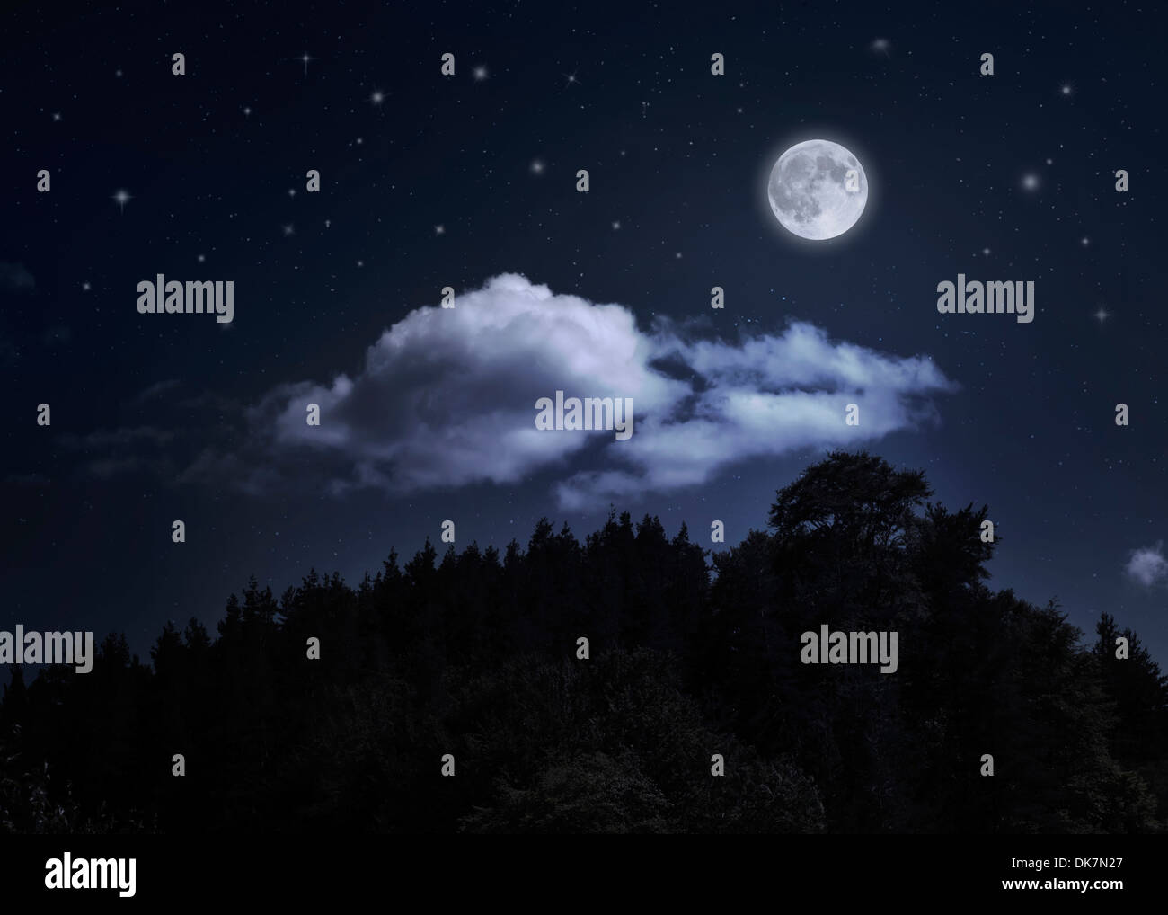 Di notte il cielo stellato e la luna sopra la montagna. Notte cielo nuvoloso. Halloween un sfondo di Natale Foto Stock