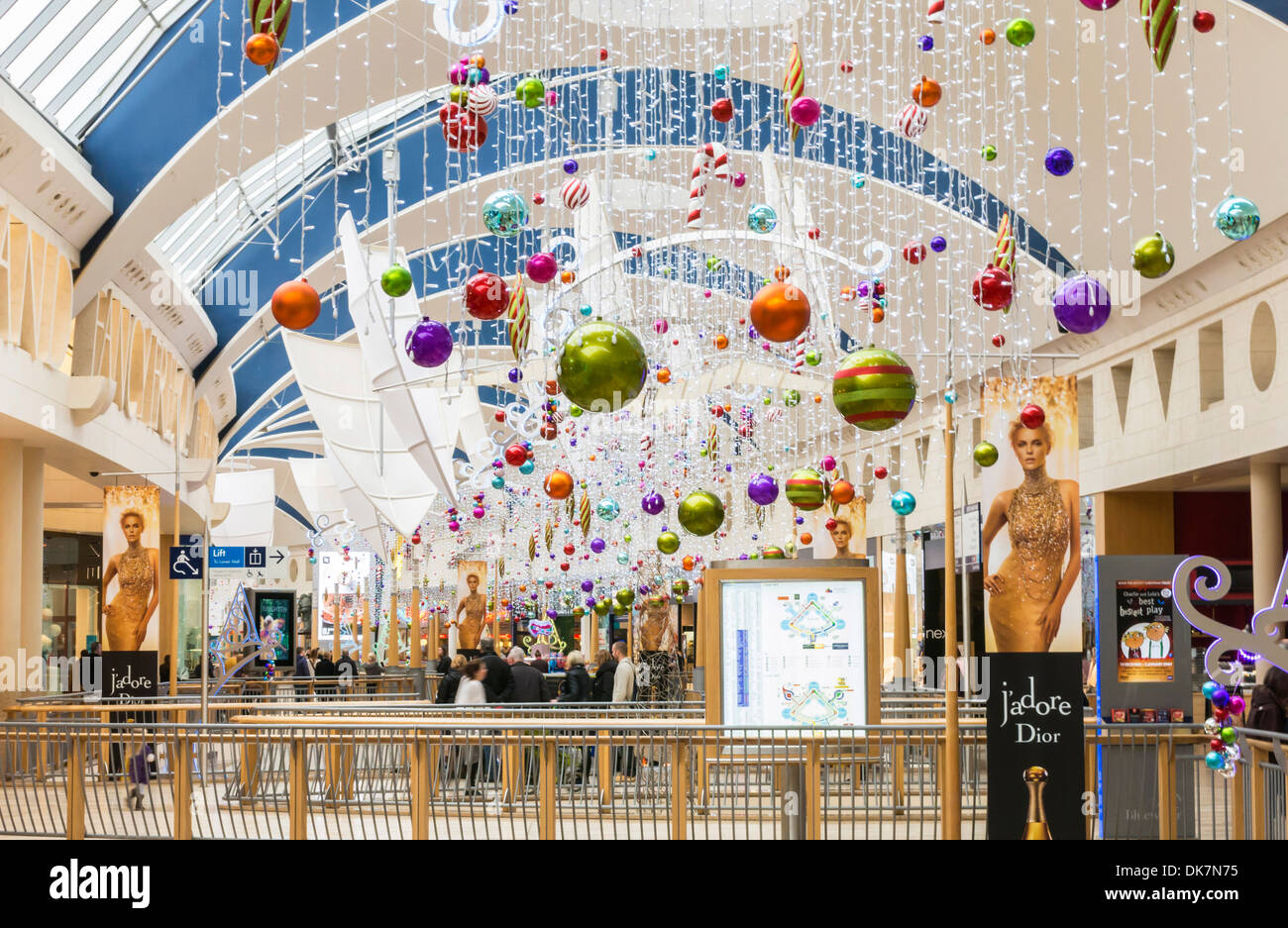 Centro commerciale Bluewater con decorazioni di Natale Foto Stock