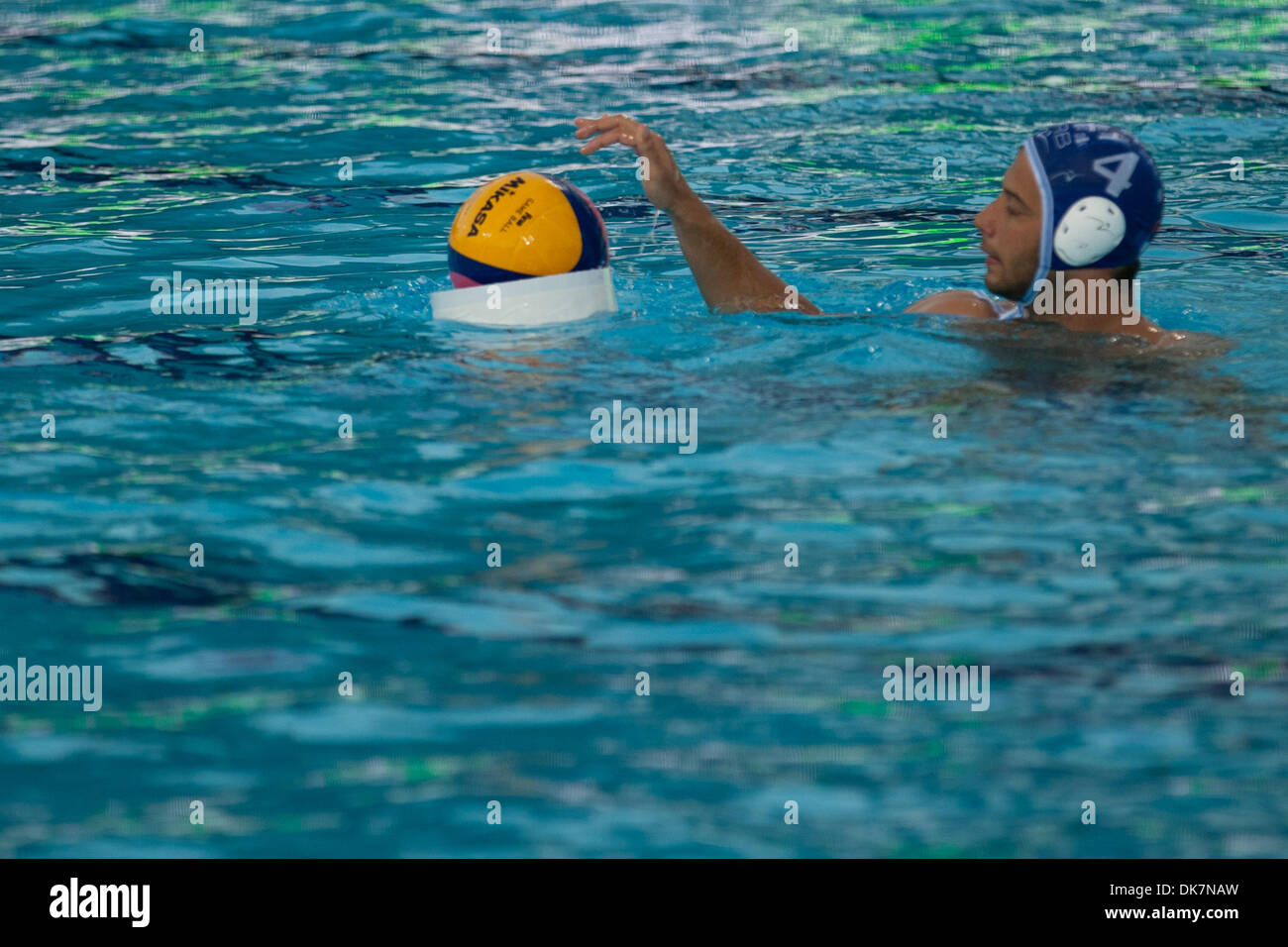 Giugno 26, 2011 - Firenze, Italia - n.4 Vanja Udovicic dalla Serbia mette la palla al centro della piscina prima di sprint iniziale durante la partita finale per il 1° e 2° posto la Serbia vs Italia a pallanuoto World League Super finale del giorno 6. La Serbia ha sconfitto Italia 8- 7 e ha vinto la medaglia d'oro, l'Italia ha vinto l'argento (credito Immagine: © Marcello Farina/Southcreek globale/ZUMAPRESS.com) Foto Stock