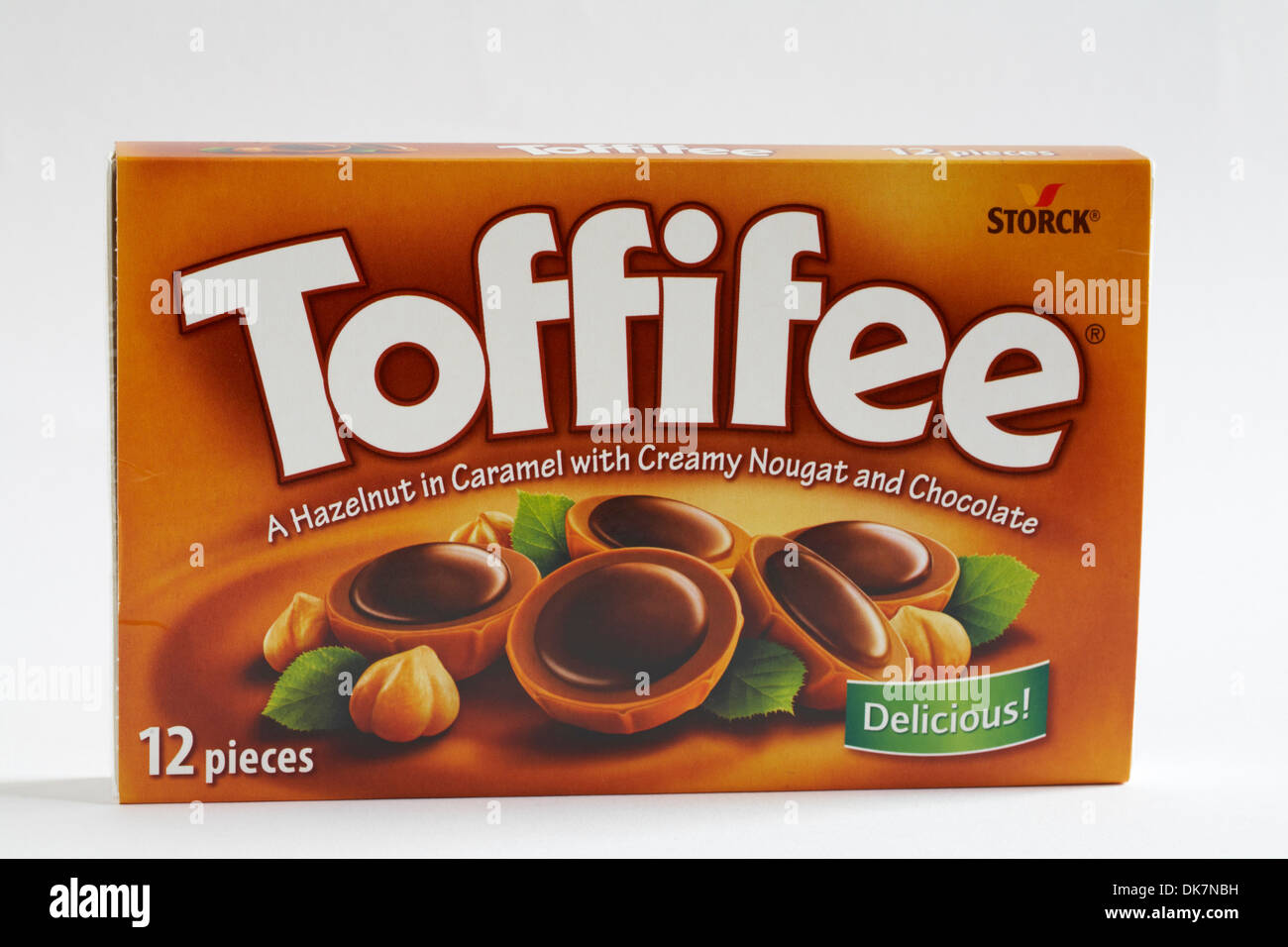 Storck Toffifee una nocciola in caramel con crema di torrone e cioccolato 12 pezzi deliziosi isolati su sfondo bianco Foto Stock