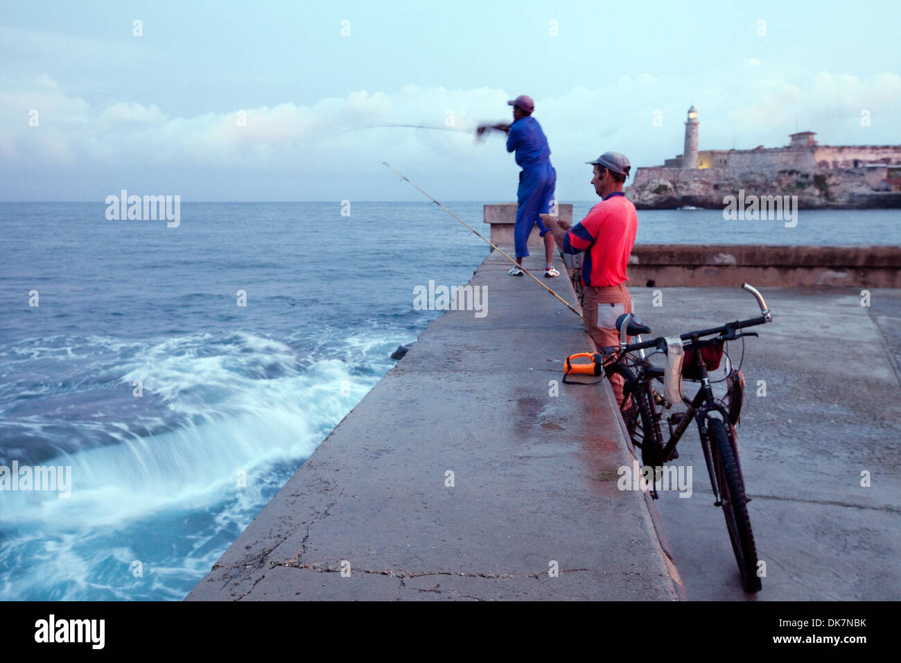 I pescatori cubano uomini pesca sul Malecon all'alba, l'Avana, Cuba, Caraibi Foto Stock