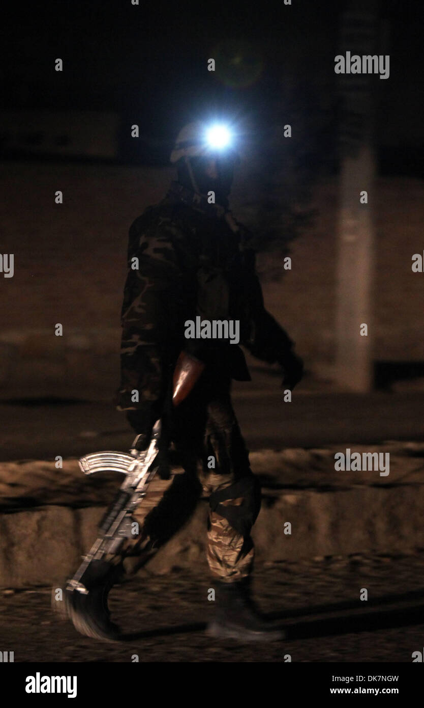 (131204) -- KABUL, Dicembre 3, 2013 (Xinhua) -- Un soldato afgano passeggiate in corrispondenza del sito di blast a Kabul, in Afghanistan il 3 dicembre 2013. (Xinhua/Ahmad Massoud) Foto Stock