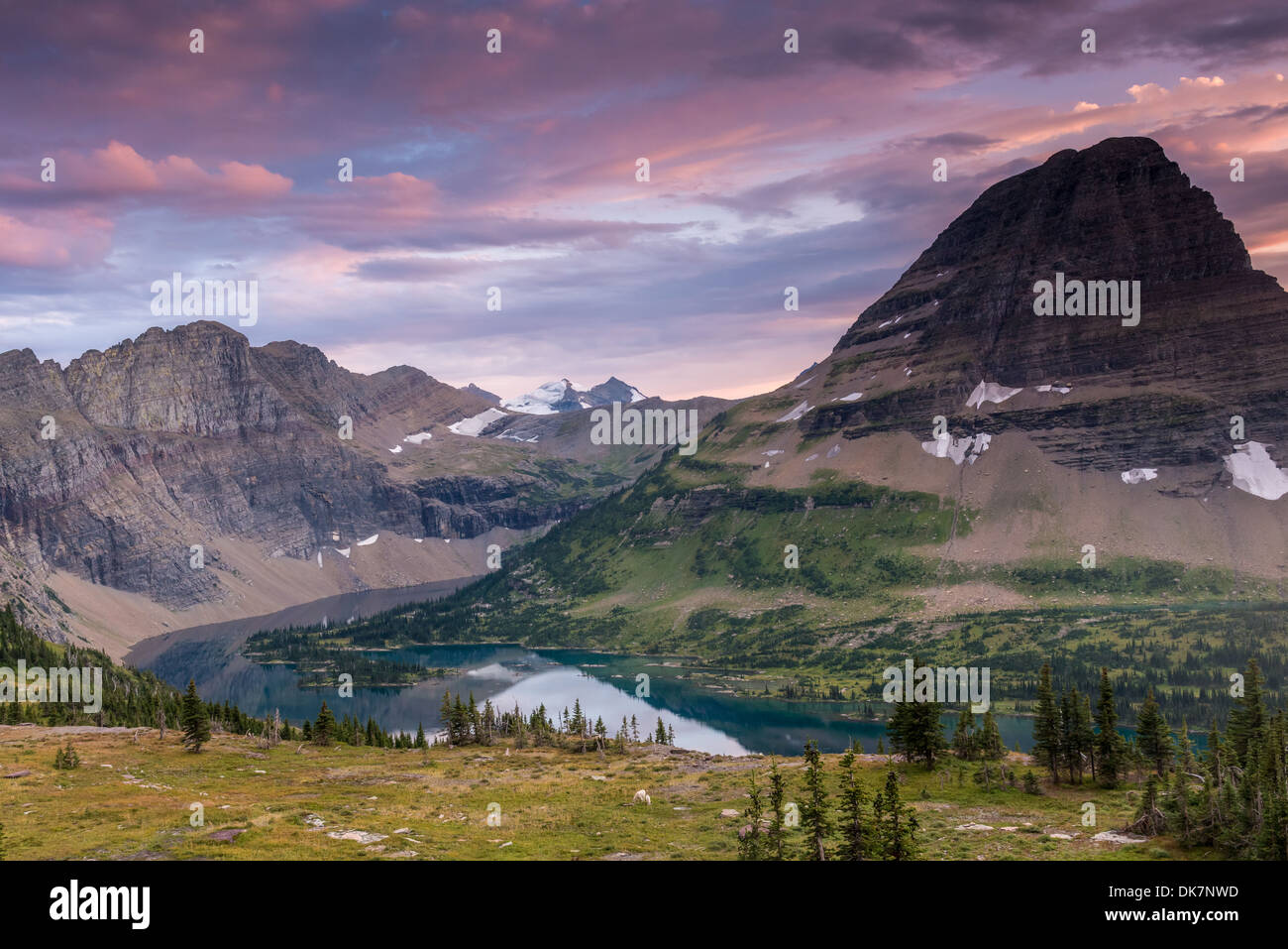 Cielo di tramonto su Lago di nascosto. Il Parco Nazionale di Glacier, Montana. Foto Stock