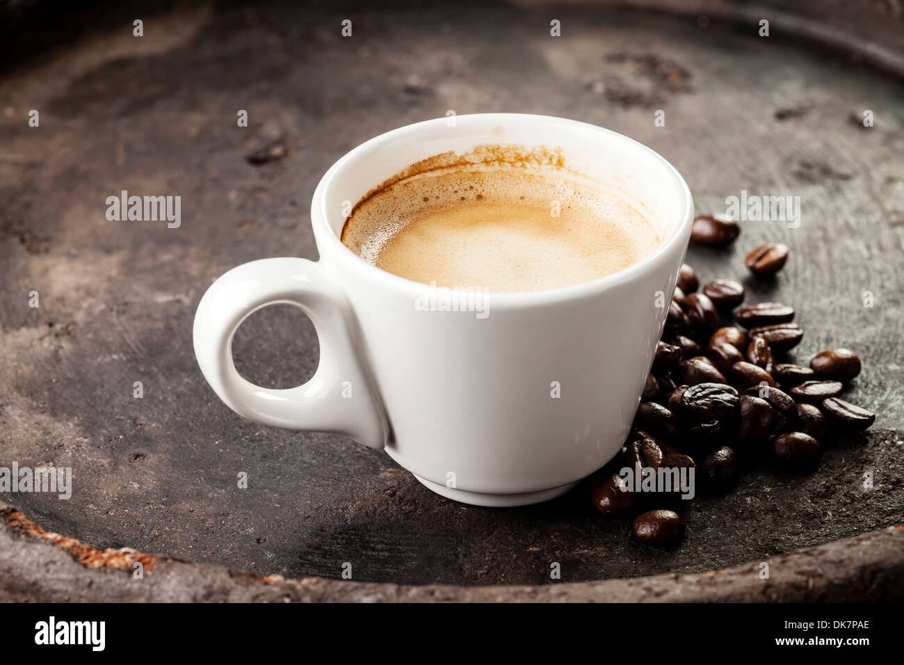 Tazza di caffè con i chicchi di caffè su sfondo scuro Foto Stock