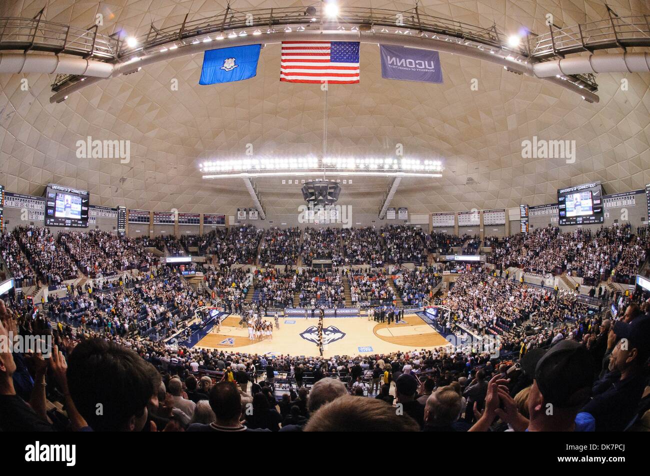 Storrs, CT, Stati Uniti d'America. 2° dic, 2013. Scene del gioco. Gampel Pavilion prima dell' inizio della NCAA pallacanestro tra la Florida e nel Connecticut a Gampel Pavilion di Storrs, CT. UConn ha vinto al cicalino oltre Florida 65-64 © Cal Sport Media/Alamy Live News © csm/Alamy Live News Foto Stock