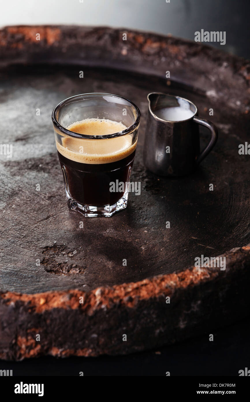 Bicchiere di caffè espresso con latte Foto Stock