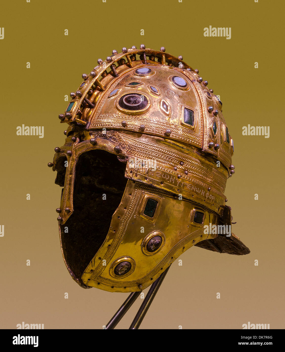 Roman jewelled ridge casco, primo ventennio del IV secolo CE, ferro, argento dorato a foglia, vetro, gemme. Dal 'Berkasov Foto Stock