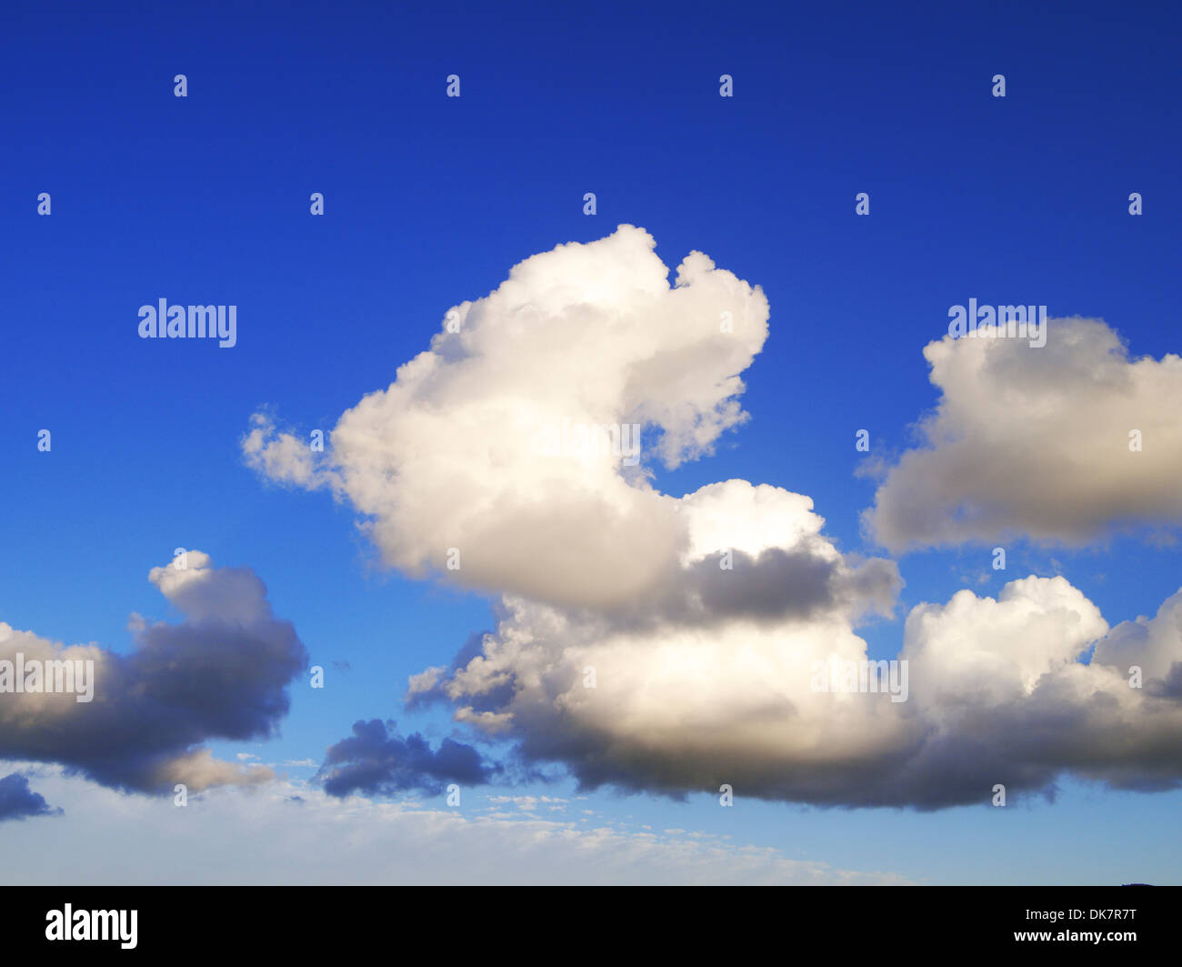 Cielo blu con nuvole Foto Stock