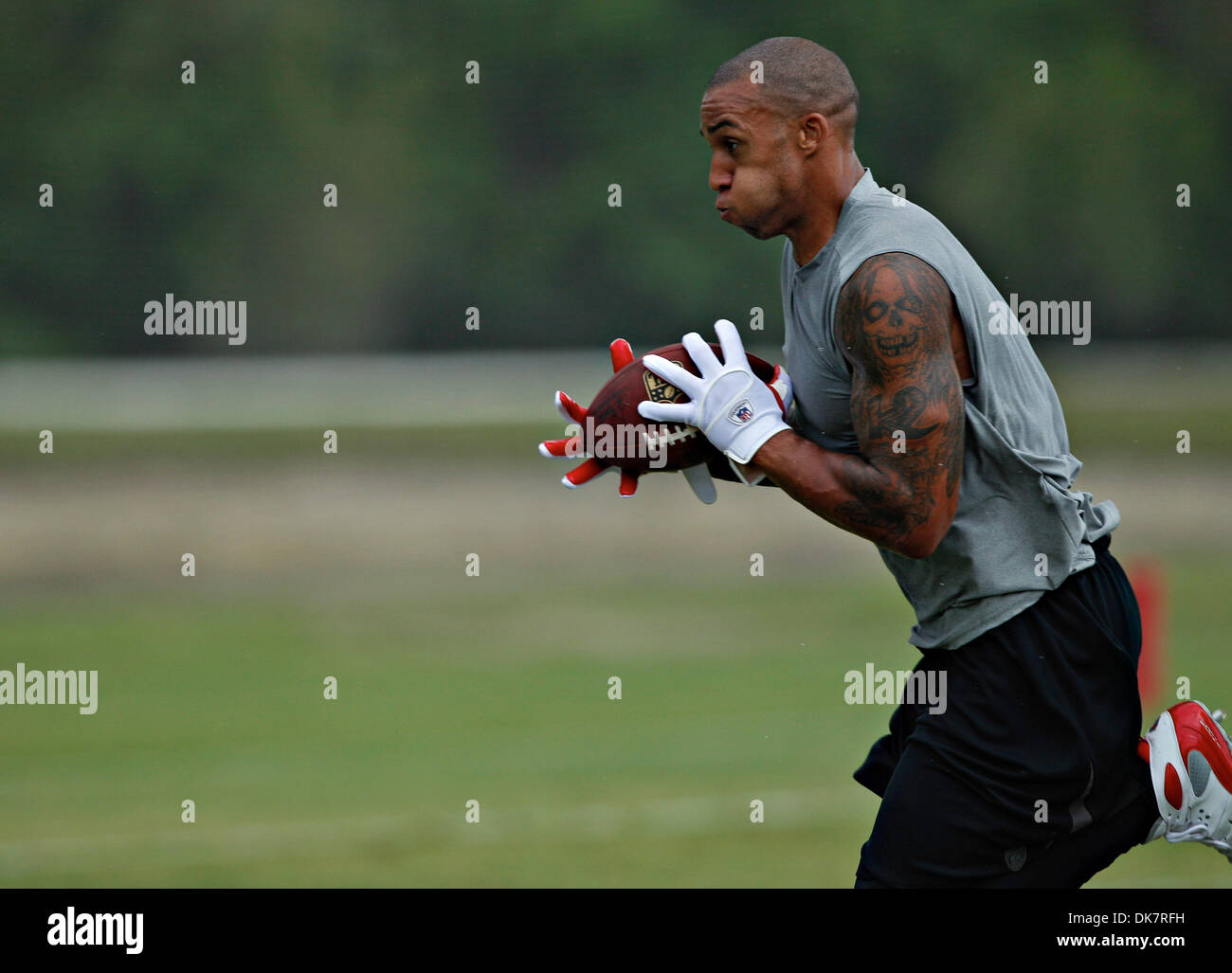 Giugno 28, 2011 - DANIEL WALLACE | Orari.OT 340523 parete Bucs 19 (06/28/2011 Bradenton) estremità stretta Kellen Winslow rende la cattura come i giocatori dal Tampa Bay Buccaneers pratica presso l'IMG Academy di Bradenton durante una riunione informale a camp mini martedì. [DANIEL WALLACE, volte] (credito Immagine: © San Pietroburgo volte/ZUMAPRESS.com) Foto Stock