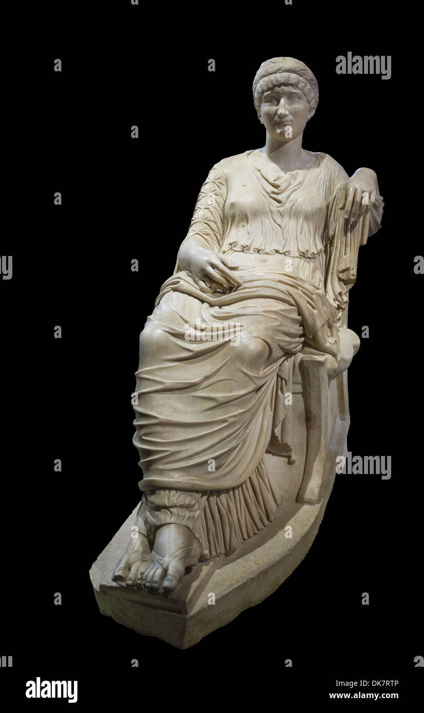 Seduto statua dell'imperatrice Elena (Sant'Elena, madre dell'Imperatore Costantino il Grande). Antonine periodo (seconda metà del 2° C. Foto Stock