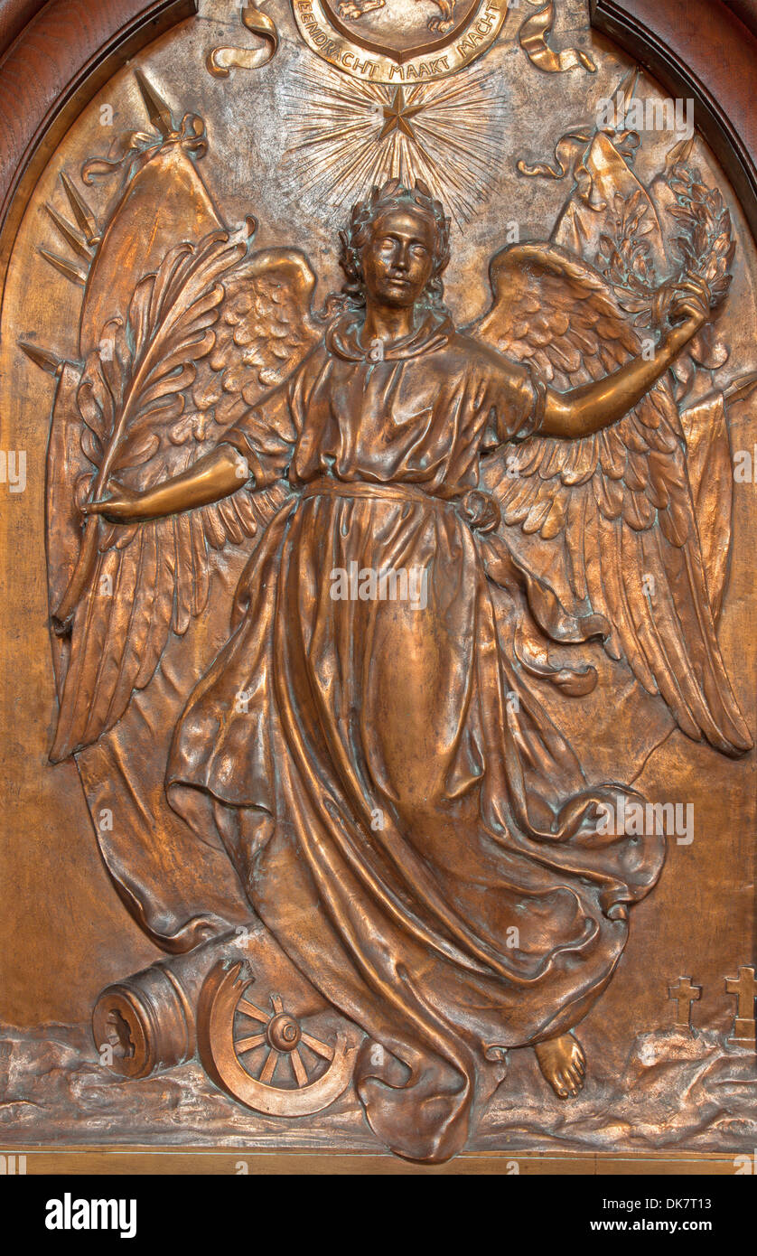 Anversa, Belgio - 5 settembre: Rilievo in metallo di Angelo della pace da Joriskerk o st. George chiesa Foto Stock