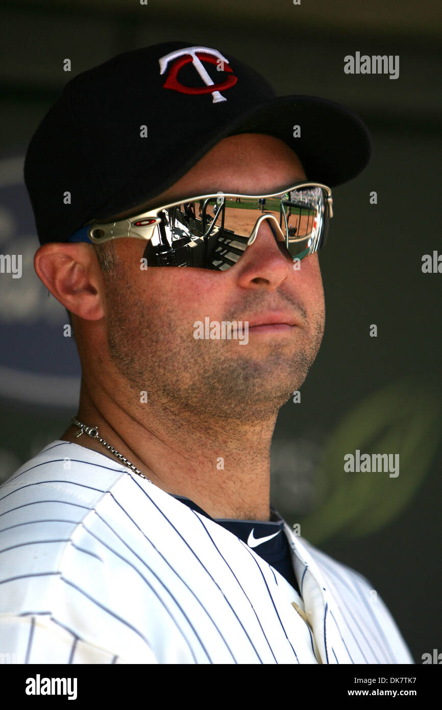 Giugno 29, 2011 - Minneapolis, Minnesota, Stati Uniti - Minnesota Twins diritto fielder Michael Cuddyer (5) esegue la scansione del campo prima di Los Angeles Dodgers versus Minnesota Twins Baseball gioco in campo Target di Minneapolis, MN. I gemelli ha vinto 1-0 (credito Immagine: © Steve Kotvis/Southcreek globale/ZUMAPRESS.com) Foto Stock