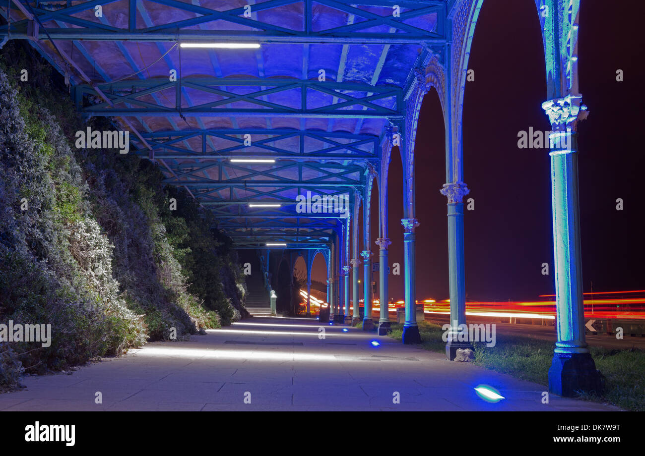 Sotto gli archi di notte, Madeira Drive, Brighton East Sussex, England, Regno Unito Foto Stock