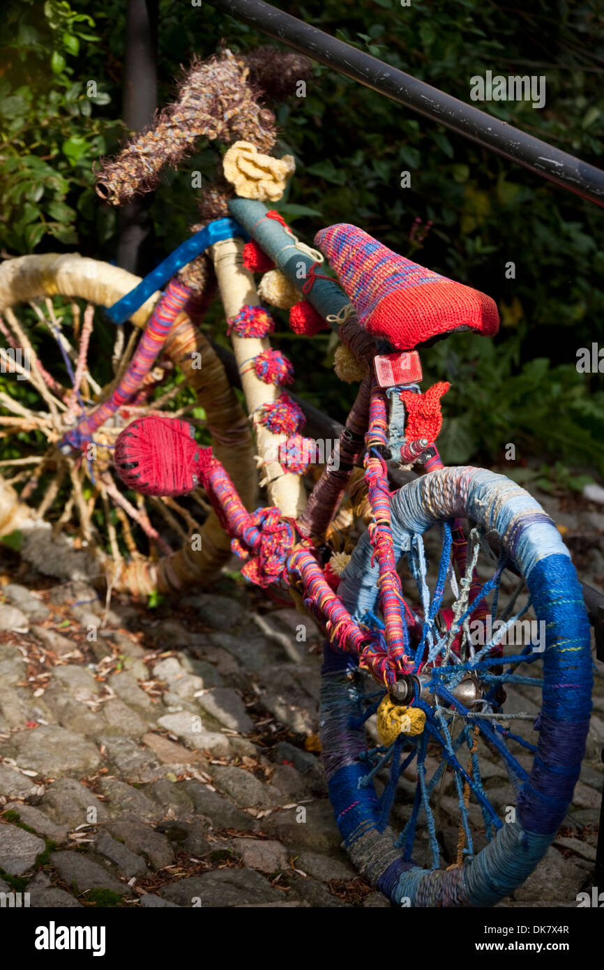 Una vecchia bicicletta nel castello di Vescovi Shropshire abbellita dalla guerriglia tessitori locali. Foto Stock