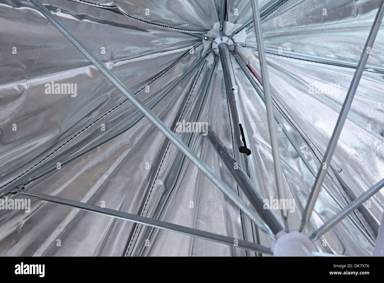 Rotto ombrello argento Foto Stock