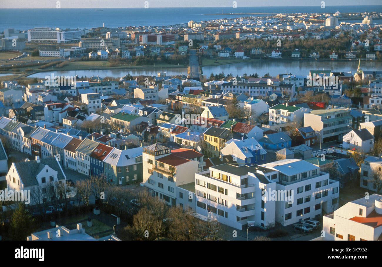Islanda Reykjavik una città vista da terra alta. Foto Stock