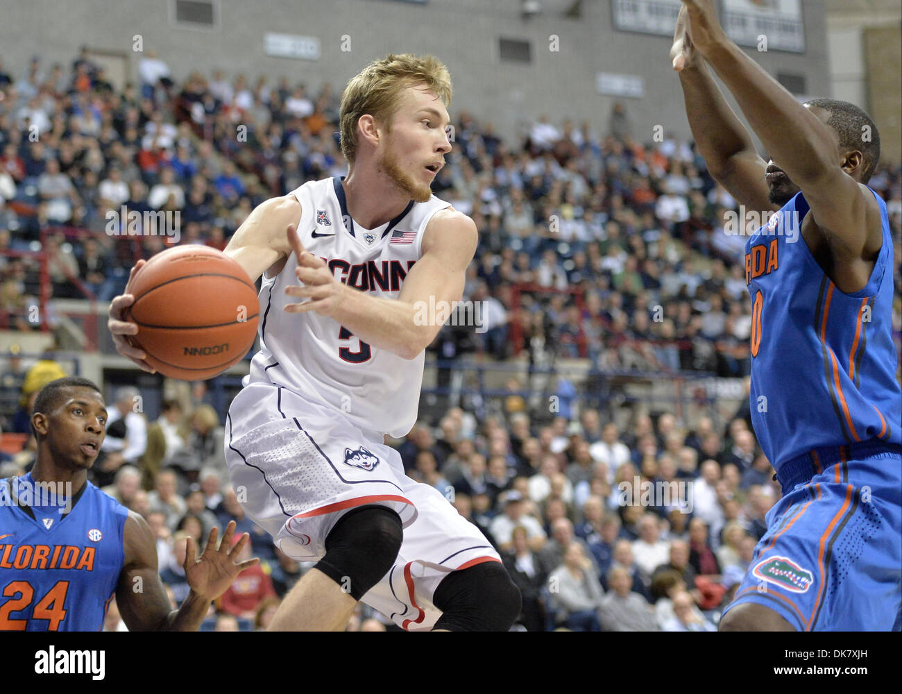 Storrs, CT, Stati Uniti d'America. 2° dic, 2013. Lunedì 2 Dicembre 2013: Connecticut Huskies avanti Niels Giffey (5) cerca di passare la palla contro Florida Gators avanti Dorian Finney-Smith (10) durante la prima metà del NCAA pallacanestro tra la Florida e nel Connecticut a Gampel Pavilion di Storrs, CT. UConn ha vinto al cicalino oltre Florida 65-64. Bill Shettle / Cal Sport Media. © csm/Alamy Live News Foto Stock