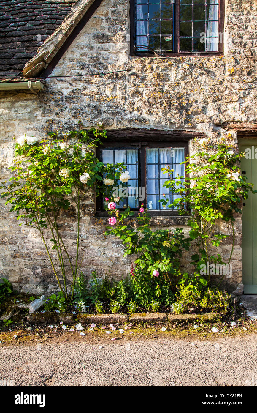 Luce Leaded windows e giardino anteriore nel famoso Arlington fila di tessitori' case di villaggio Costwold di Bibury. Foto Stock