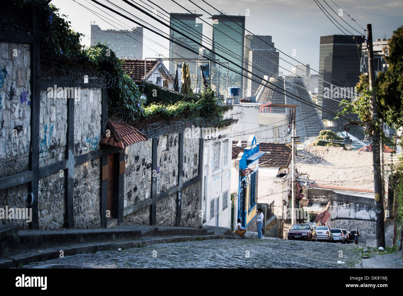 Strade lastricate di Santa Teresa Street con il Rio il distretto commerciale in background. Rio de Janeiro Foto Stock