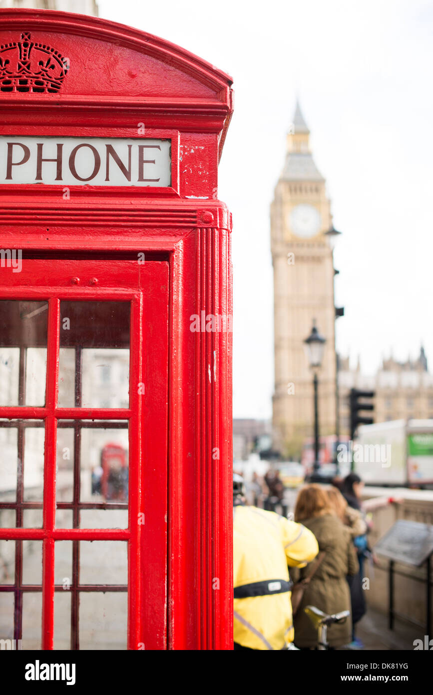 Il Big Ben e il telefono rosso cabine a Londra Foto Stock