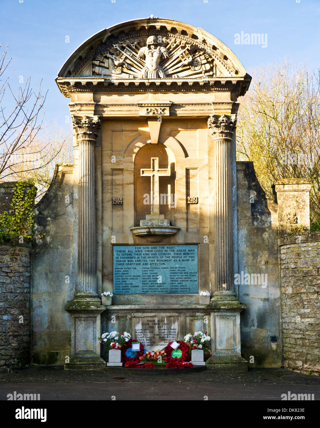 Il memoriale di guerra nel villaggio di Lacock nel Wiltshire Foto Stock