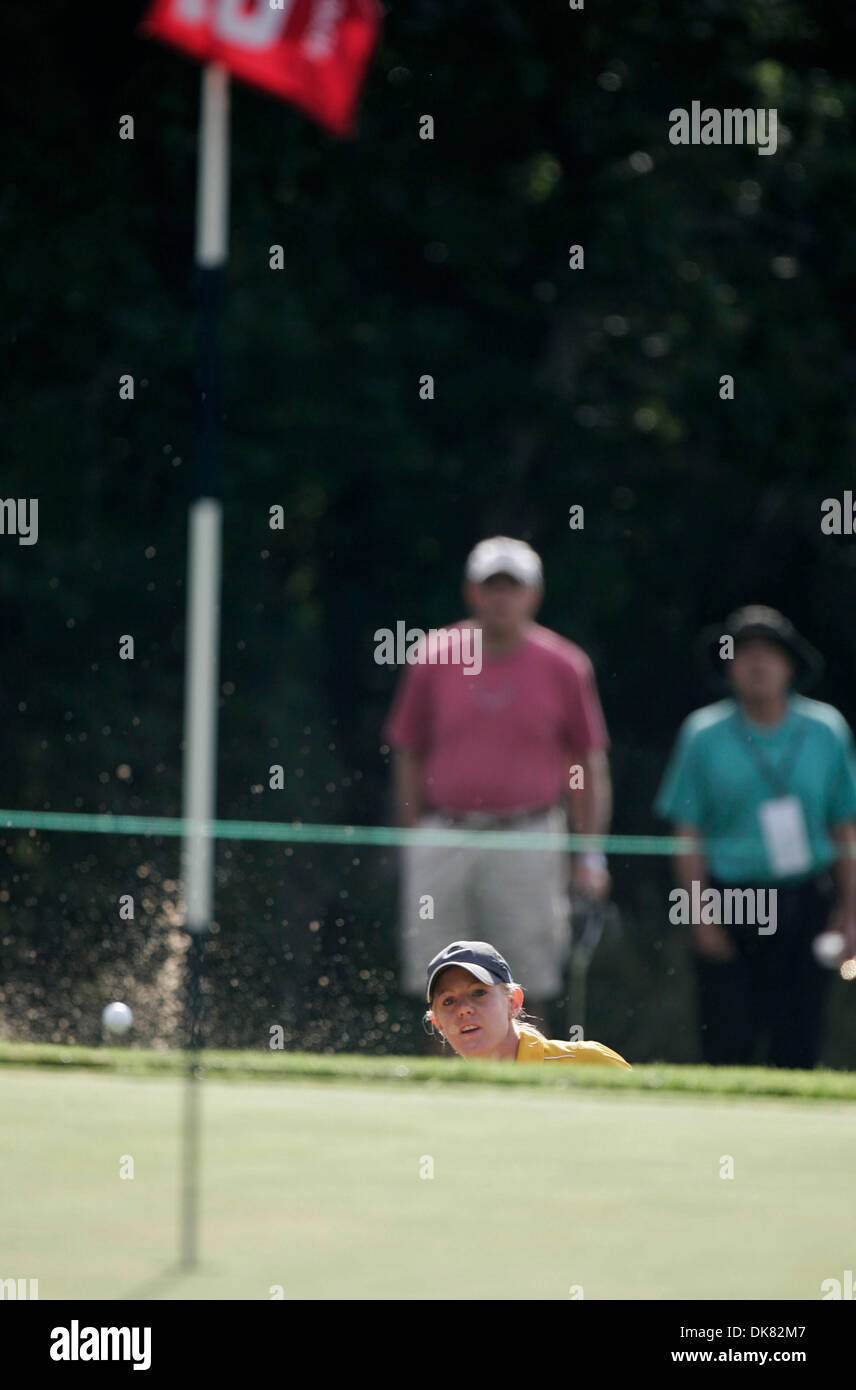 Lug 08, 2011 - Colorado Springs, Colorado, Stati Uniti - AMY ANDERSON hits al di fuori di un sandtrap il quindicesimo foro quando il gioco riprende dopo una notte di ritardo al LPGA U.S. Aprire al Broadmoor Country Club. (Credito Immagine: © avrà poteri/ZUMAPress.com) Foto Stock