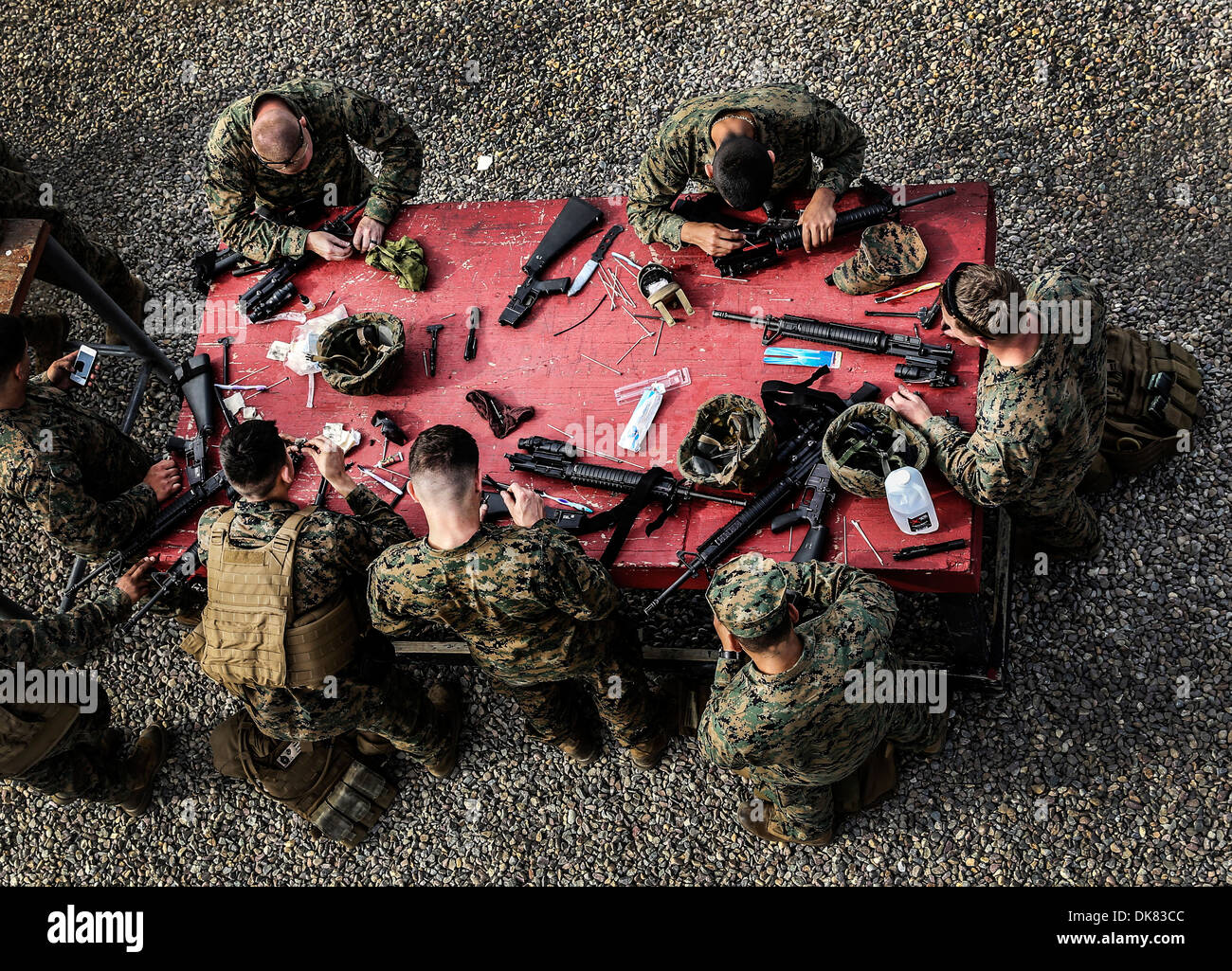 Marines americani con il quindicesimo Marine Expeditionary Unit pulire le loro armi dopo il completamento di un piccolo-braccia esercizio al Marine Corps base Camp Pendleton Novembre 25, 2013 in Pendleton, CA. Foto Stock