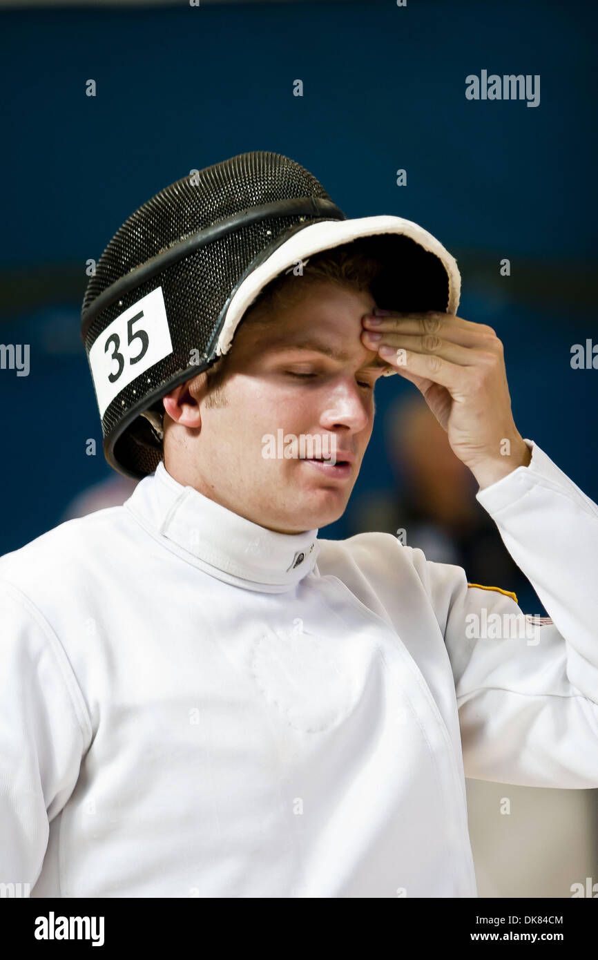 9 luglio 2011 - Londra, Inghilterra, Regno Unito - SAM SACKSEN dal Delaware, Stati Uniti, durante la sua prima fase di scherma durante il moderno Pentathalon a Londra, Crystal Pala, ospitato dalla London 2012 Olympic Comitato Organizzatore (LOCOG). La Union Internationale Pentathalon Moderne (UIPM) concorrenza ha attirato 36 maschio e femmina di atleti provenienti da tutto il mondo. (Credito Immagine: © Theodo Foto Stock