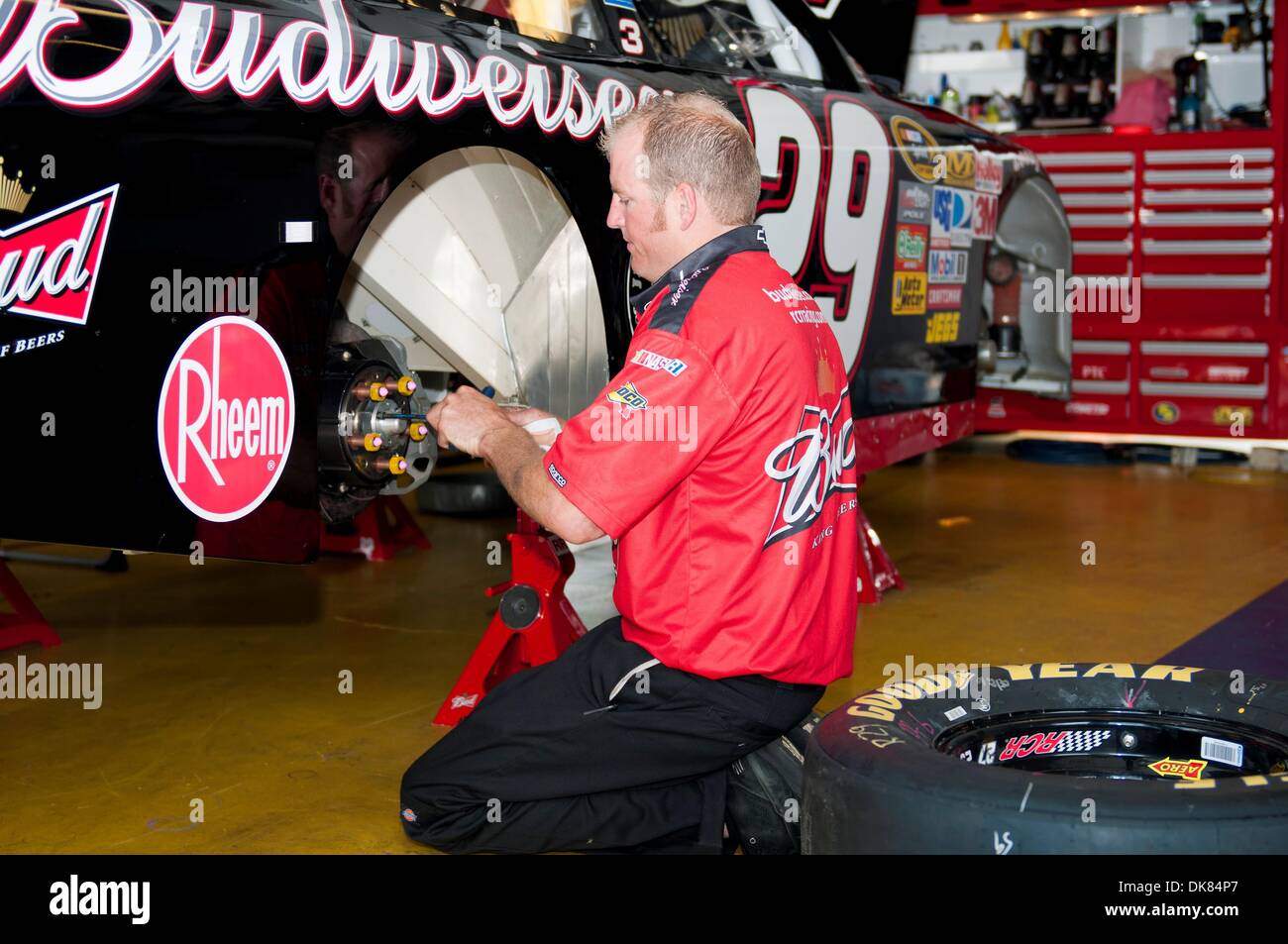 9 luglio 2011 - Sparta, Kentucky, Stati Uniti - Richard Childress Racing (29) nella Budweiser Chevrolet garage prima la NASCAR inaugurale di Quaker State 400 al Kentucky Speedway Sparta,Kentucky. (Credito Immagine: © Scott Davis/Southcreek globale/ZUMAPRESS.com) Foto Stock