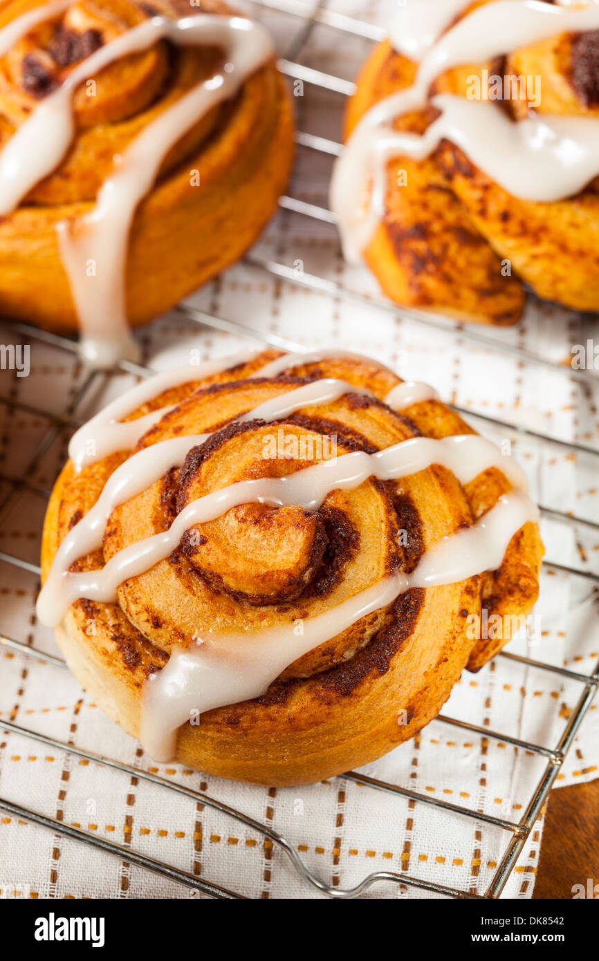 In casa Cinnamon Roll pasticceria con glassa alla vaniglia Foto Stock