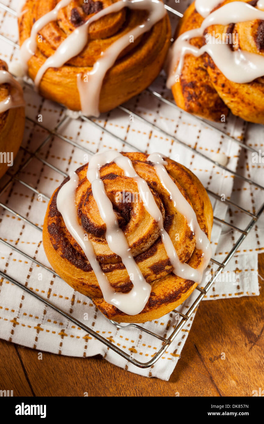 In casa Cinnamon Roll pasticceria con glassa alla vaniglia Foto Stock