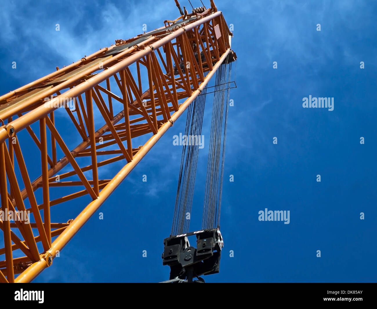 Grande gru in cantiere guarda nel profondo del cielo Foto Stock