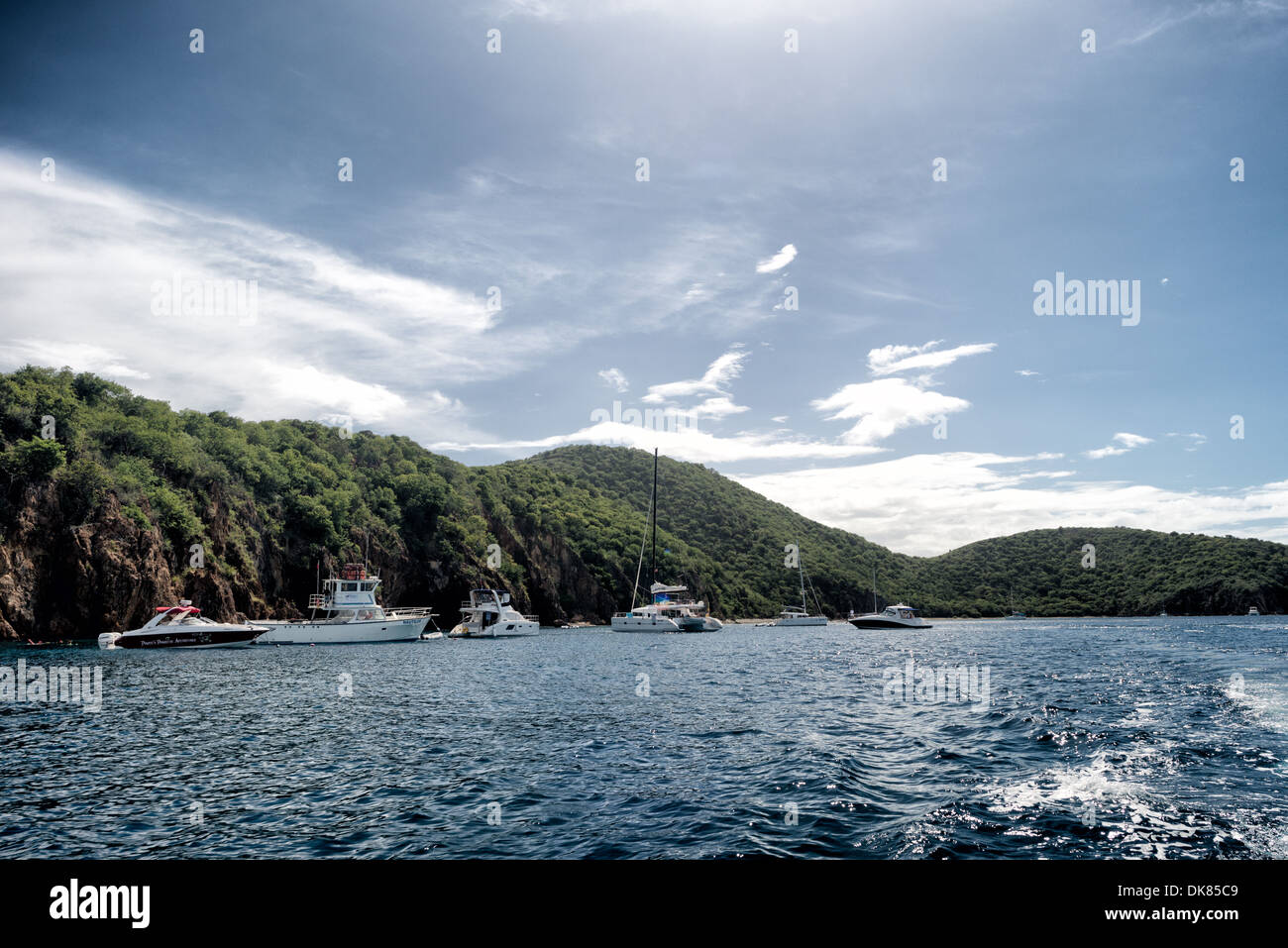 L'ancoraggio alle grotte a Norman Island nelle Isole Vergini Britanniche. Il sito è un popolare punto di snorkeling, con tre grotte accessibili dall'acqua. Norman Island è reputata l'ispirazione per il romanzo Treasure Island di Robert Louis Stevenson. Conosciuta per la sua variegata vita marina e le barriere coralline, la regione caraibica vanta alcuni dei paesaggi marini più belli e ben conservati del mondo. Foto Stock